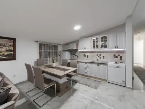 Izdavanje, stan, 94m², Kotor, Crna Gora - image 4