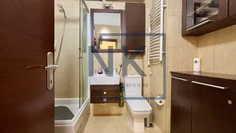 Manje kupatilo sa tuš kabinom, umivaonikom i wc šoljom. - image 10