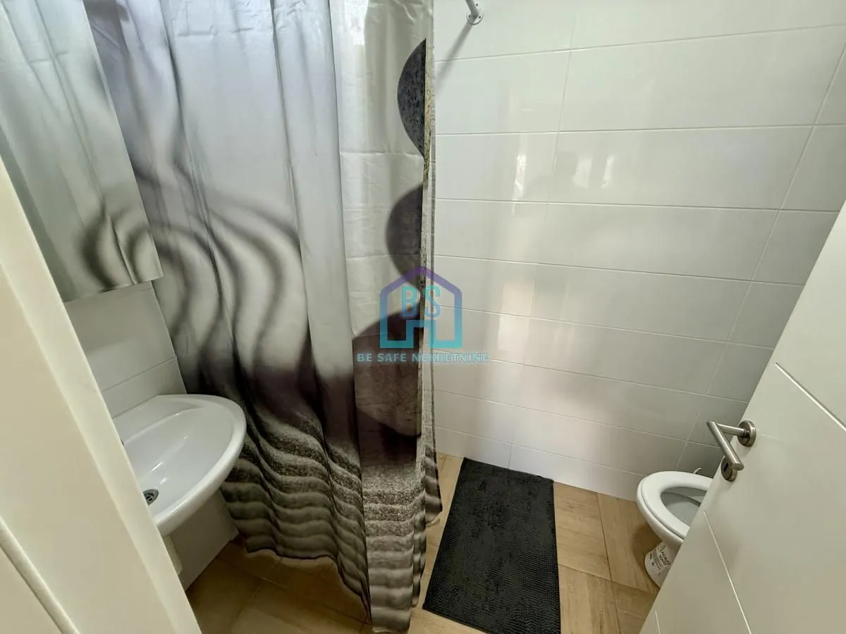 Kupatilo opremljeno tuš kabinom, umivaonikom i toaletom.