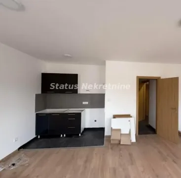 Manja kuhinja sa crnim elementima u prostoriji sa drvenim podom. - image 7