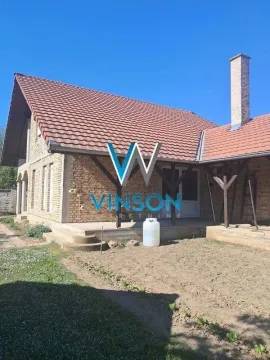 Pogled na spoljašnjost kuće sa dvorištem i natkrivenom terasom. - image 3