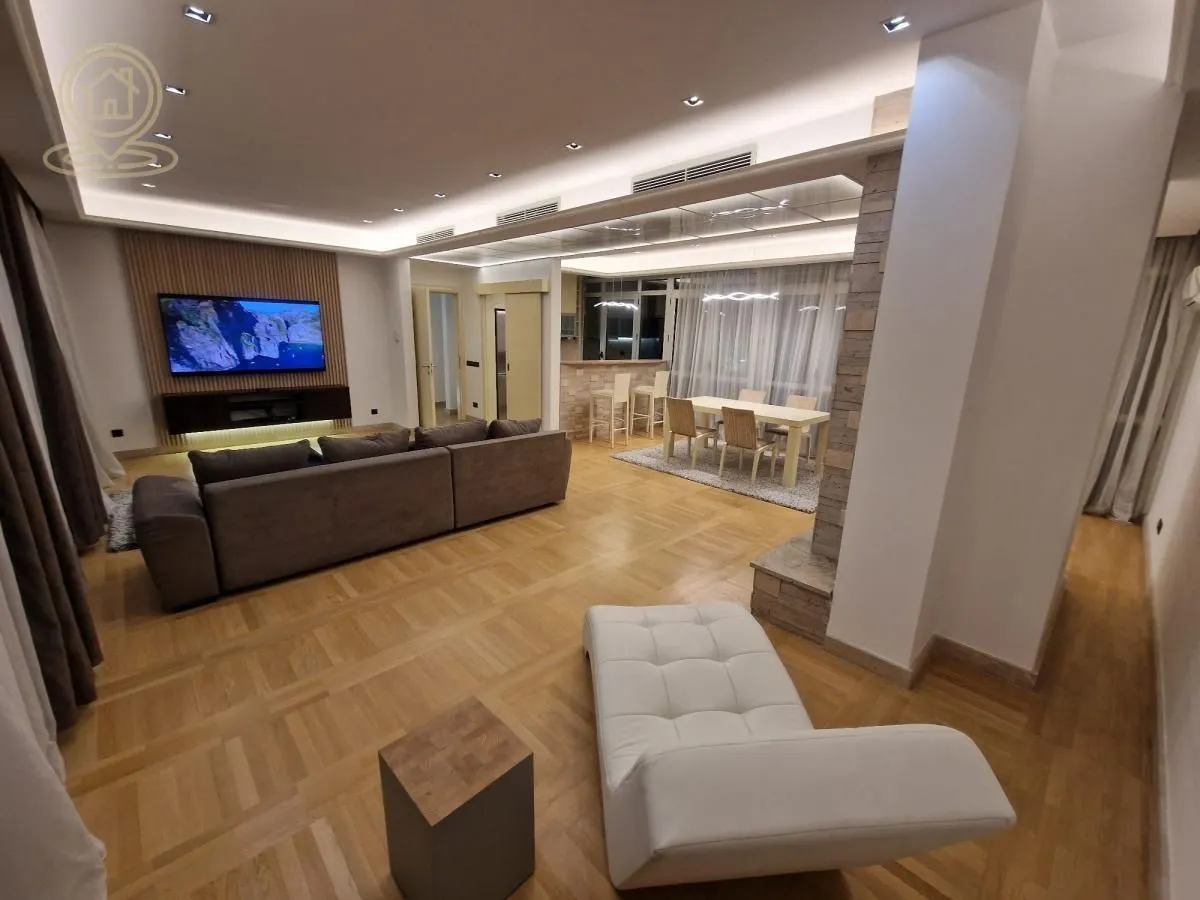 Izdavanje, četvorosoban stan, 150m², Savski Venac, Beograd