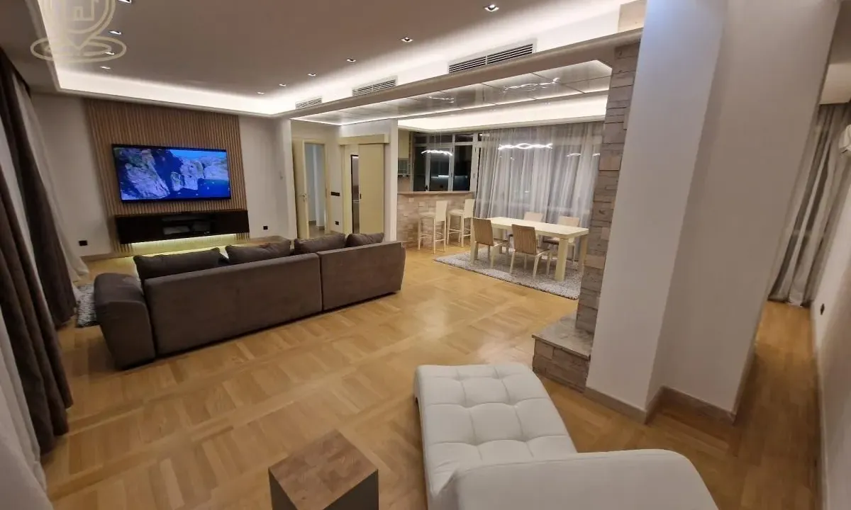Izdavanje, četvorosoban stan, 150m², Savski Venac, Beograd