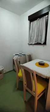 Manja kuhinja sa trpezarijskim stolom i stolicama. - image 10