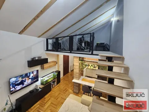 Dnevni boravak sa galerijom, visokim plafonom i drvenim stepeništem. - image 6