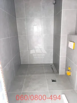 Kupatilo u izgradnji sa sivim pločicama i pripremljenim instalacijama. - image 5