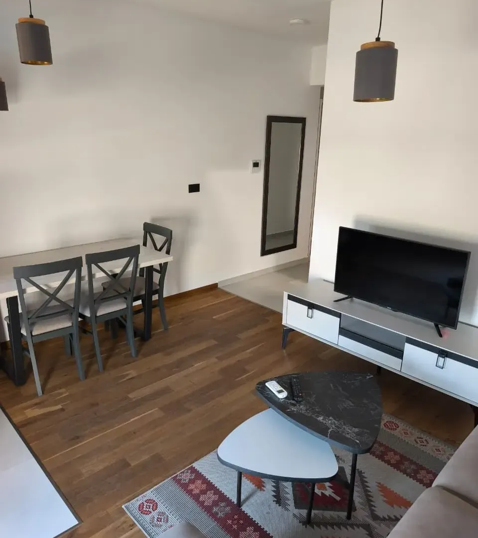 Izdavanje, kuća, 30m², Centar, Podgorica