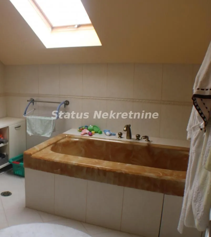 Prodaja, poslovni prostor, 613m², Beočin, Srbija