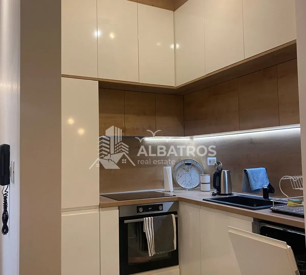 Izdavanje, dvosoban stan, 80m², Centar, Bar