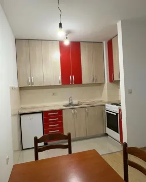 Manja kuhinja sa drvenim elementima i crvenim detaljima. - image 4