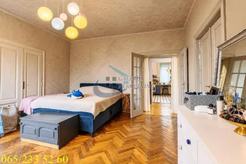 Prostrana spavaća soba sa bračnim krevetom, parketom i pogledom na drugu prostoriju. - image 14