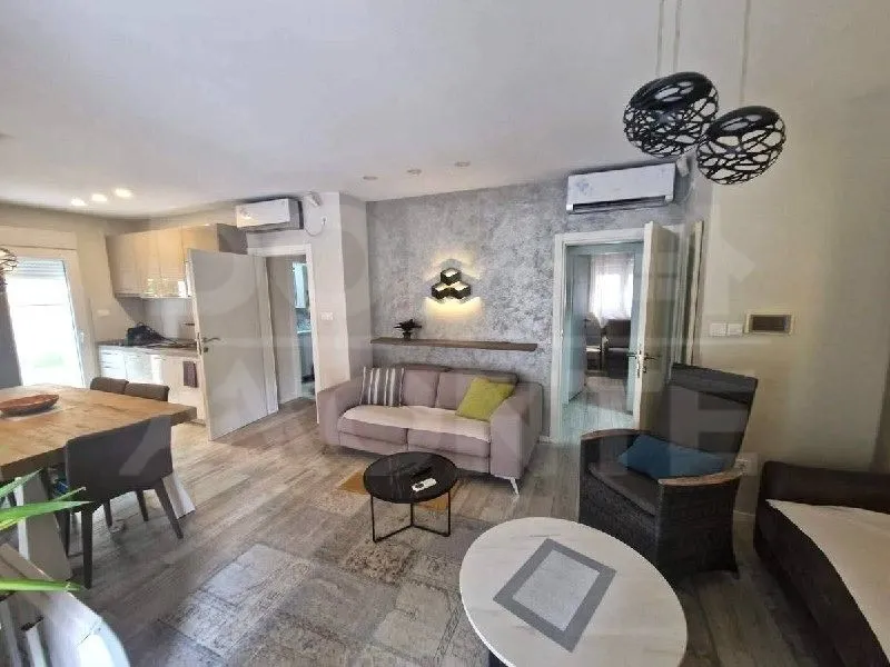 Izdavanje, dvosoban stan, 75m², Centar, Tivat