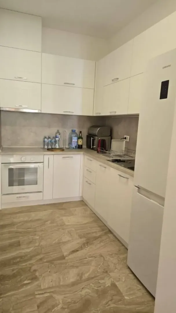 Izdavanje, jednosoban stan, 77m², Tre Canne, Budva