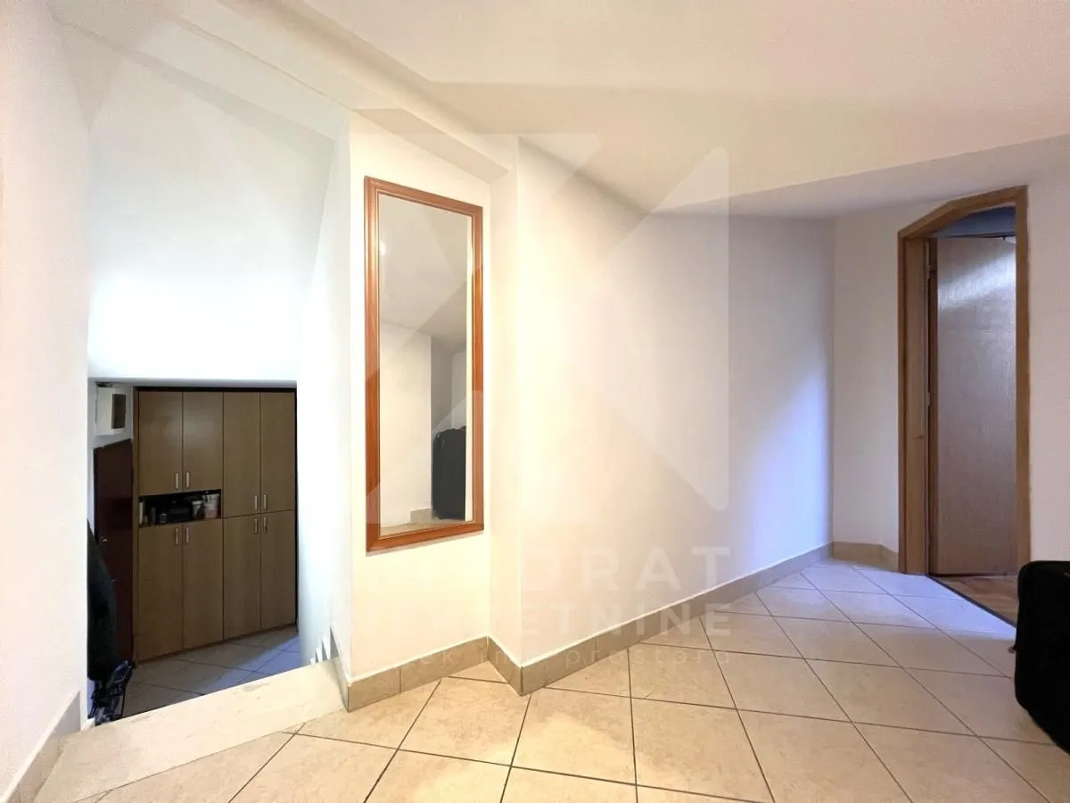 Prodaja, četvorosoban stan, 121m², Krivi Most, Podgorica