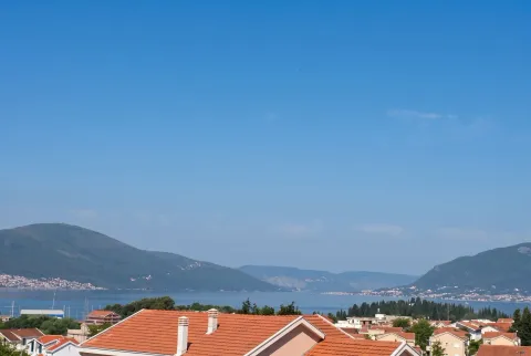 Pogled na zaliv i okolne planine sa terase. - image 4