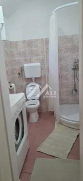 Kupatilo sa tuš kabinom, toaletom i veš mašinom. - image 5