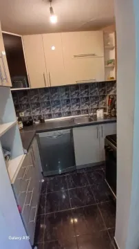 Manja opremljena kuhinja sa donjim i gornjim elementima i ugradnim aparatima. - image 4