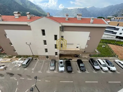 Pogled odozgo na spoljašnjost stambene zgrade i parking. - image 12