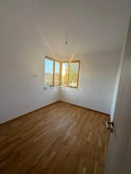 Prazna soba sa drvenim podom i prozorima. - image 11