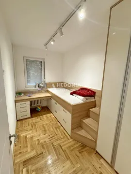 Manja spavaća soba sa krevetom na sprat, radnim stolom i parketom. - image 8