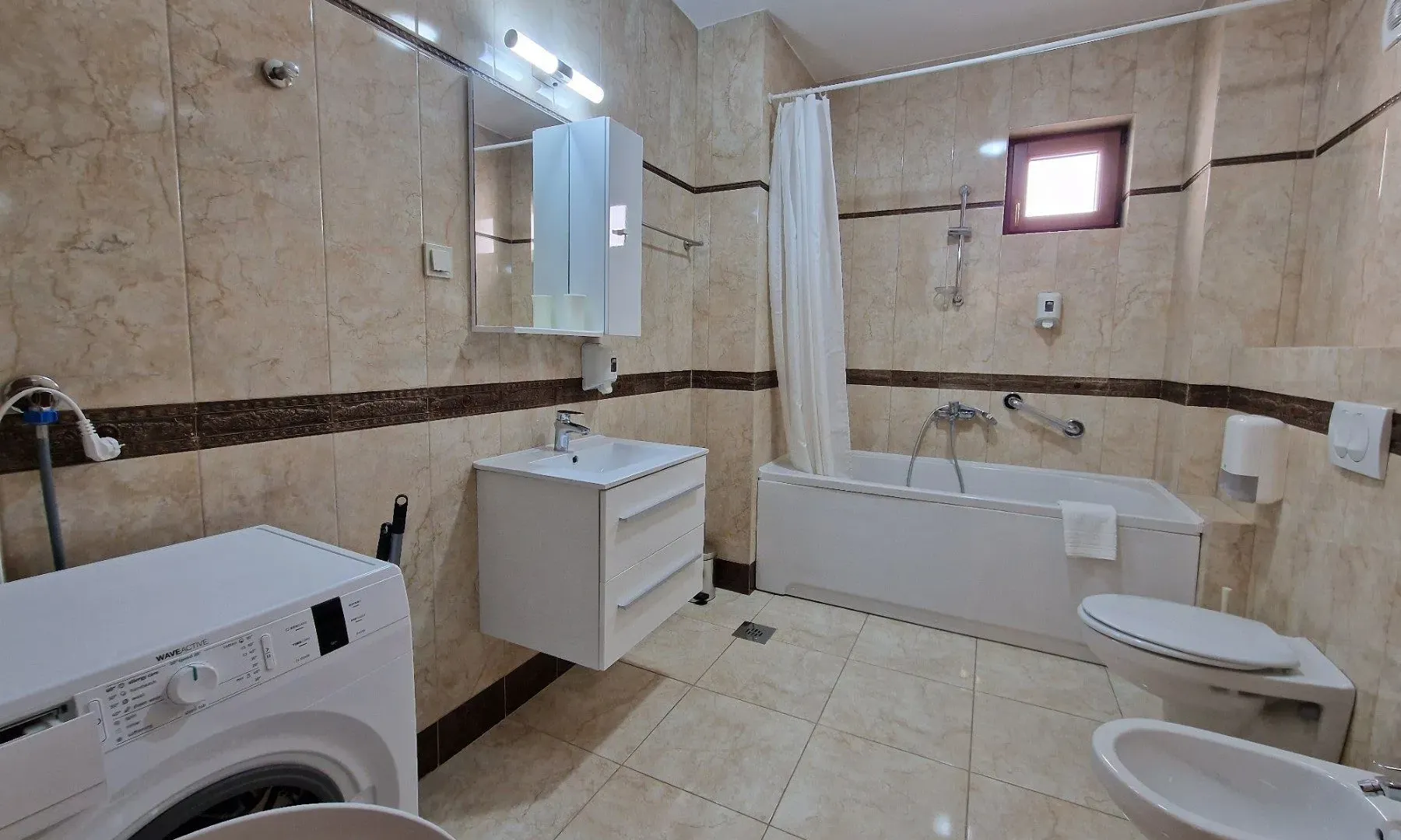 Izdavanje, jednosoban stan, 90m², Bečići, Budva