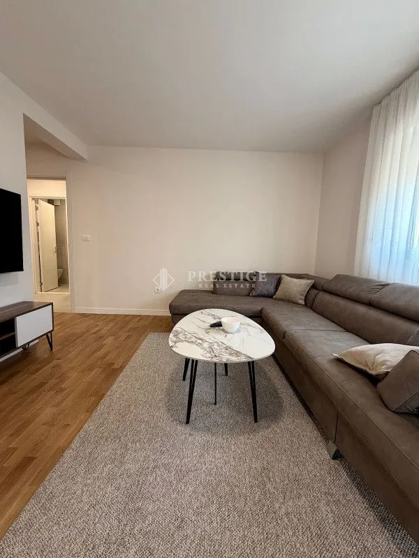 Izdavanje, dvosoban stan, 62m², Pobrežje, Podgorica