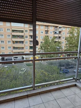 Pogled sa balkona na susjednu zgradu i ulicu sa drvećem. - image 7
