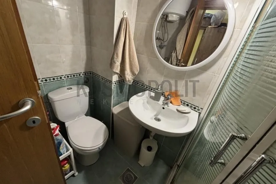 Pogled na kupatilo sa umivaonikom, WC šoljom i tuš kabinom.