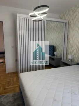 Nameštena spavaća soba sa bračnim krevetom i velikim ormanom. - image 10