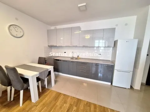 Kuhinja opremljena elementima i belom tehnikom sa trpezarijskim stolom i stolicama. - image 7