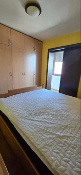 Namještena spavaća soba sa bračnim krevetom, velikim drvenim ormarom i izlazom na terasu. - image 3