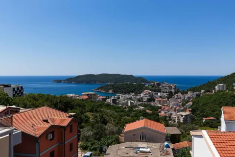 Pogled na more i grad sa terase. - image 46