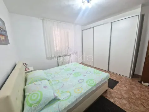 Spavaća soba sa bračnim krevetom, velikim ormarom i prozorom. - image 7