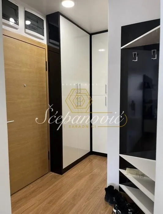 Izdavanje, dvosoban stan, 56m², Centar, Novi Sad
