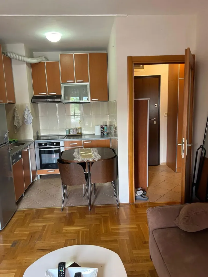 Izdavanje, jednosoban stan, 45m², Stari Aerodrom, Podgorica