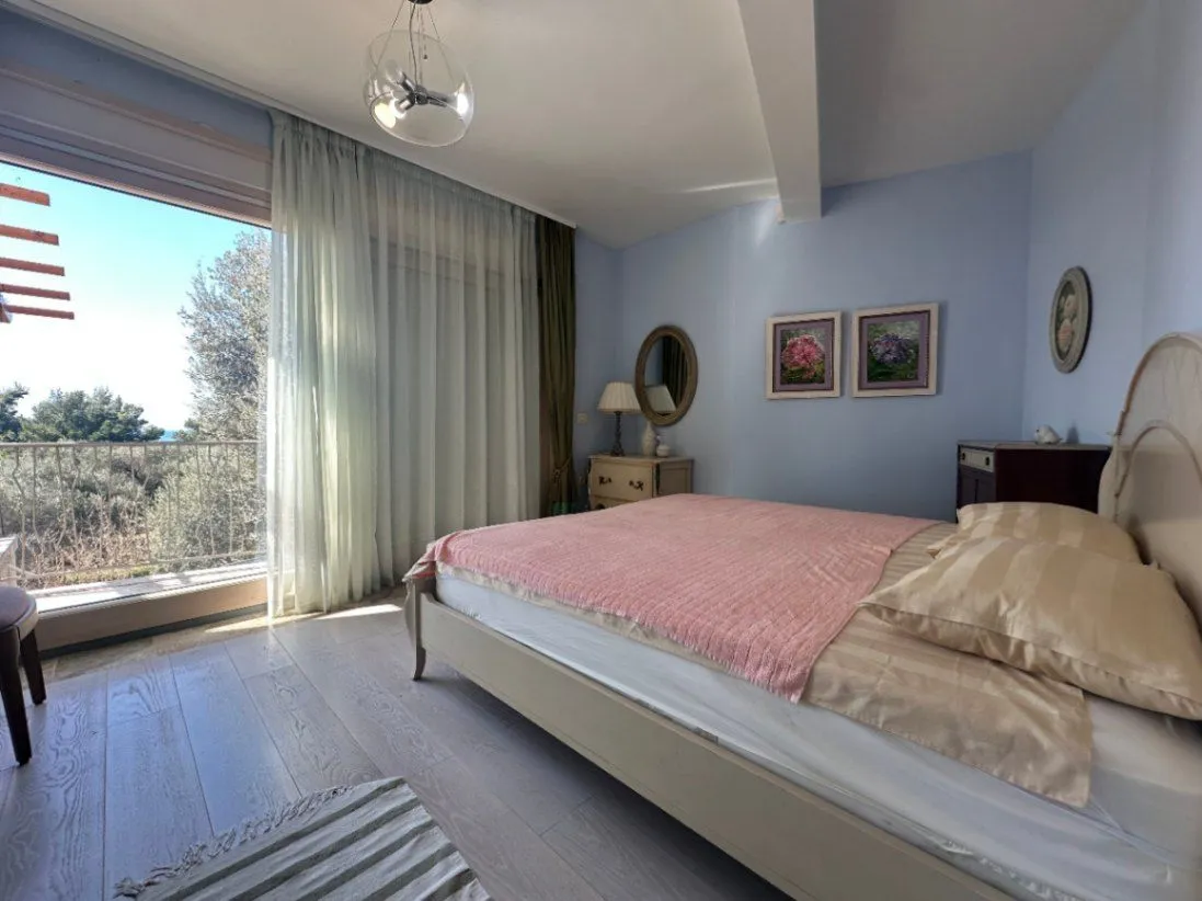 Sale, five bedroom apartment, 200m², Sveti Stefan, Budva
