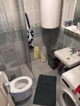 Kompaktno opremljeno kupatilo sa tuš kabinom, umivaonikom i veš mašinom. - image 8