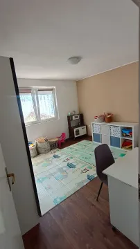 Dječja soba sa igračkama, tepihom i prozorom. - image 10