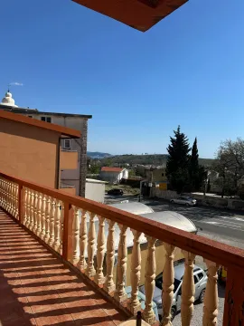 Pogled sa prostrane terase na okolno naselje i ulicu. - image 13