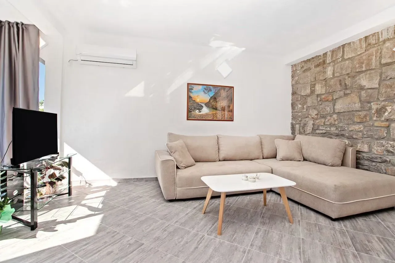 Rent, house, 110m², Tivat, Crna Gora