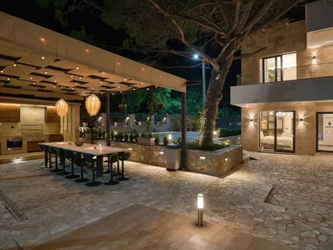 Izdavanje, kuća, 250m², Zagora, Kotor - image 15