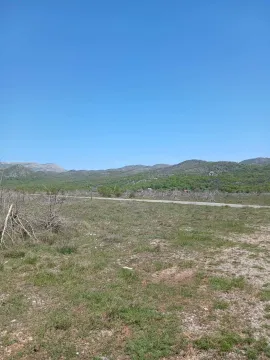 Pogled na zemljište i okolni pejzaž sa brdima. - image 7