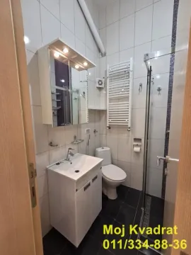 Manje kupatilo sa tuš kabinom, umivaonikom i WC šoljom. - image 6