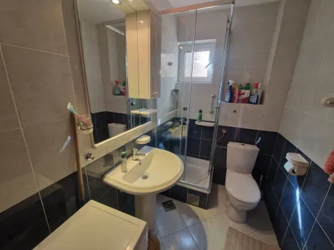 Kupatilo opremljeno umivaonikom, WC šoljom i tuš kabinom. - image 7