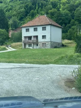 Pogled na stariju dvospratnu kuću sa kamenim prizemljem i dvorištem. - image 2