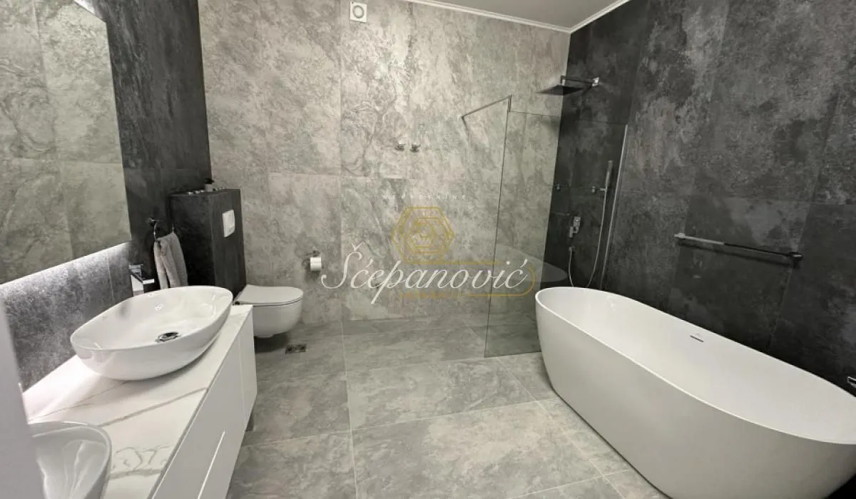 Izdavanje, četvorosoban stan, 164m², Mišeluk, Petrovaradin
