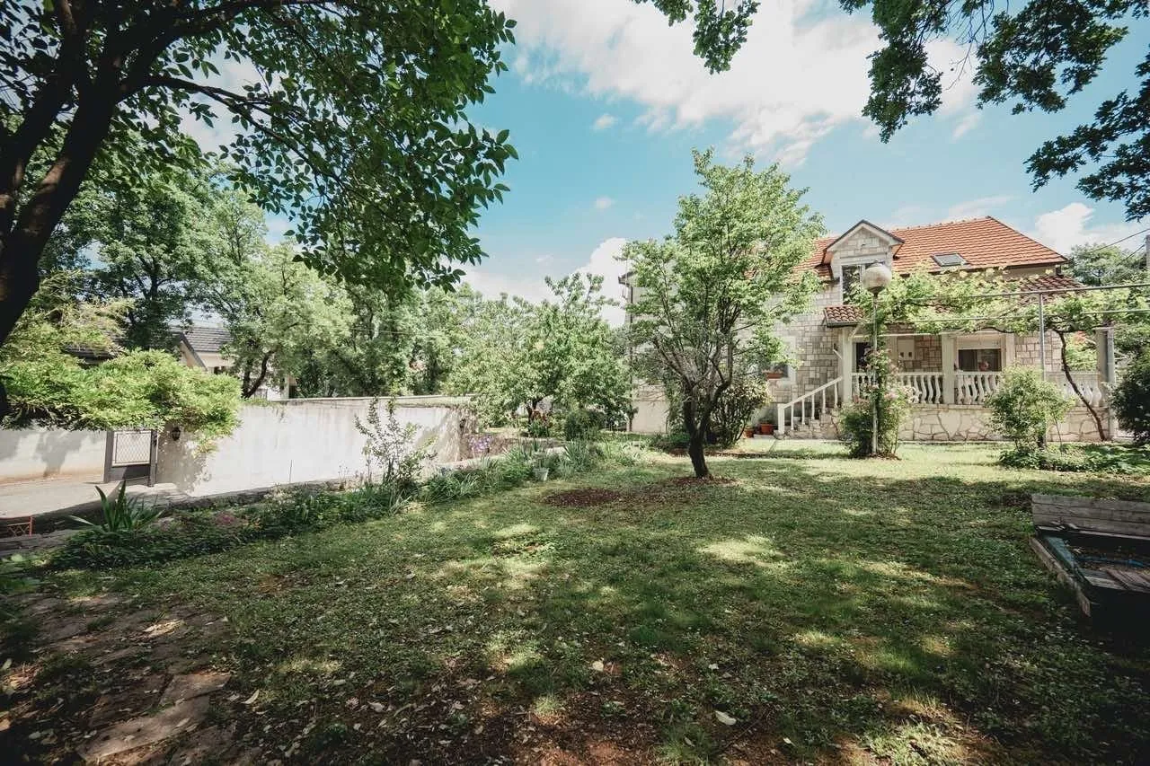 Prodaja, kuća, 349m², Vranići, Podgorica