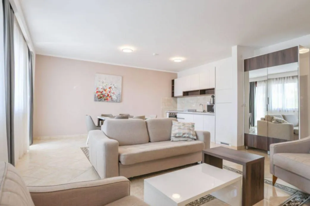 Izdavanje, jednosoban stan, 90m², Bečići, Budva