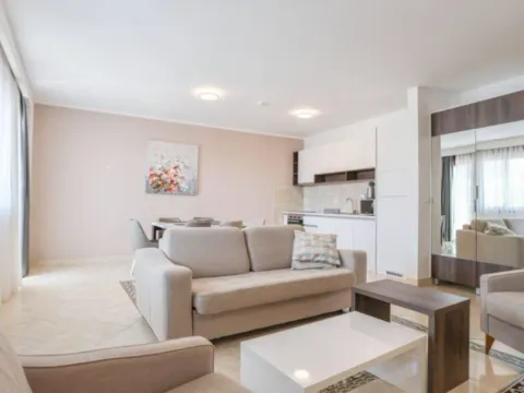 Izdavanje, jednosoban stan, 90m², Bečići, Budva