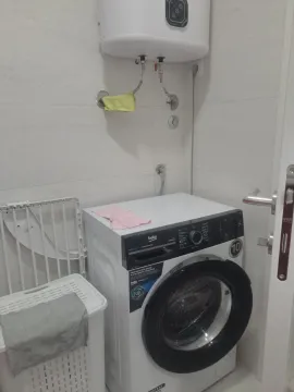 Manje kupatilo sa veš mašinom i bojlerom. - image 13